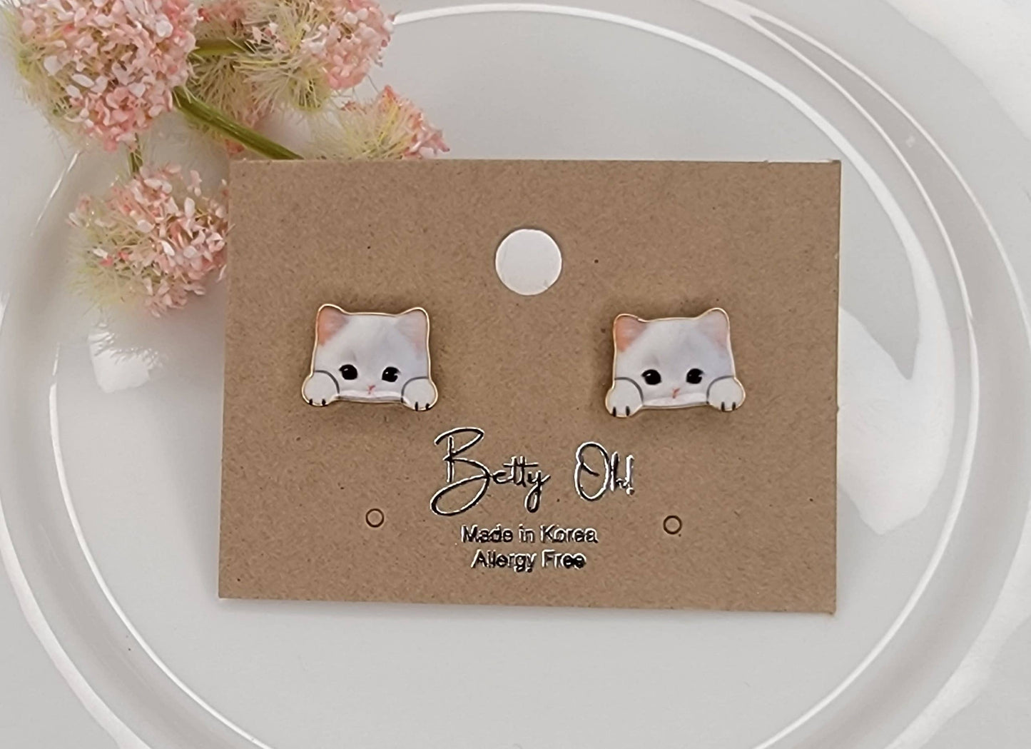 KITTY PRINTED POST EARRINGS.