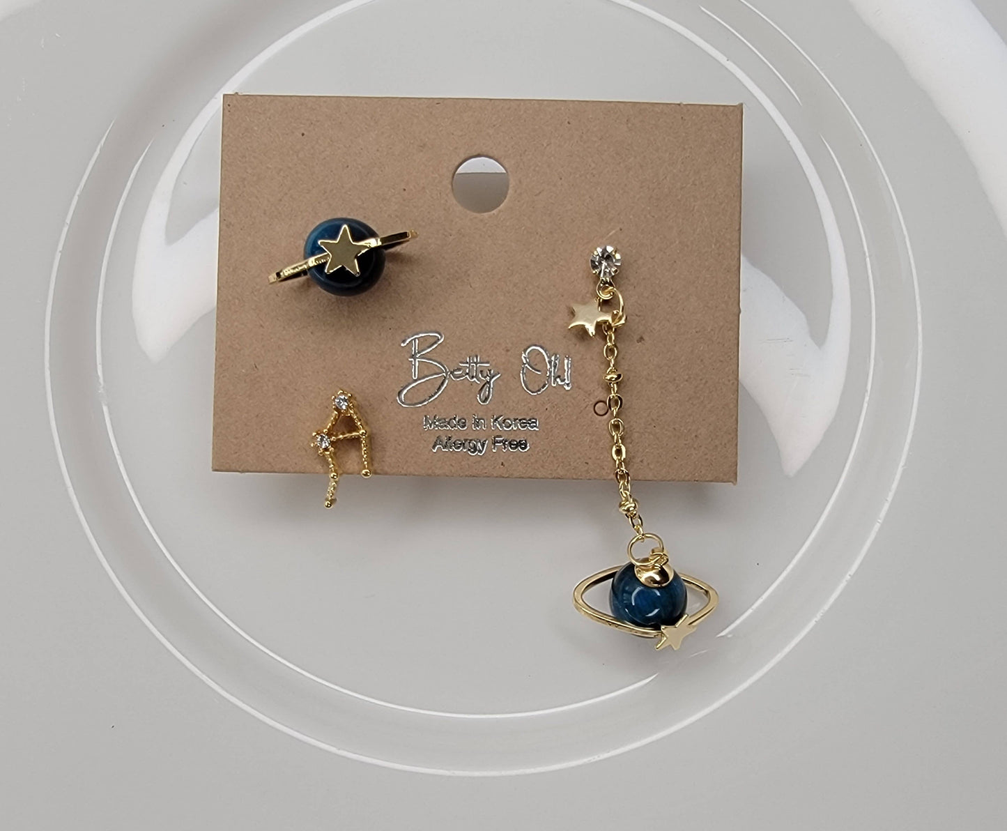EARTH AND STAR UNBALANCED DANGLE EARRINGS.