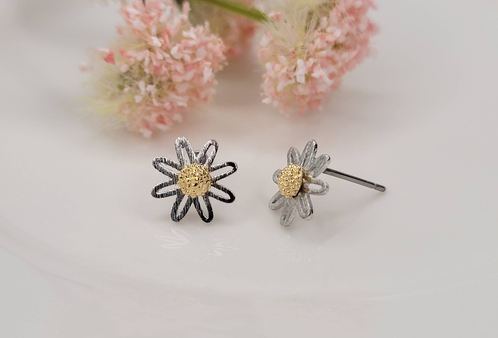Daisy Post Earring