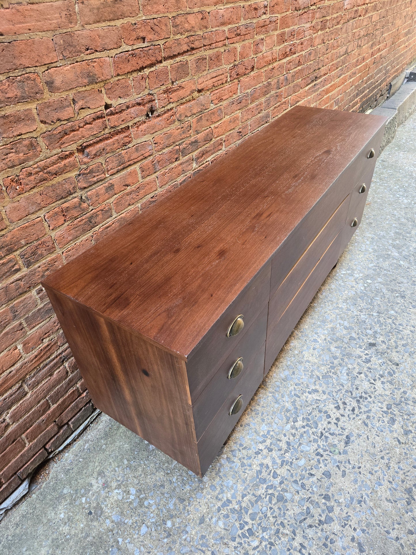 Walnut Mid-Century Modern Nine Drawer Dresser 0426018