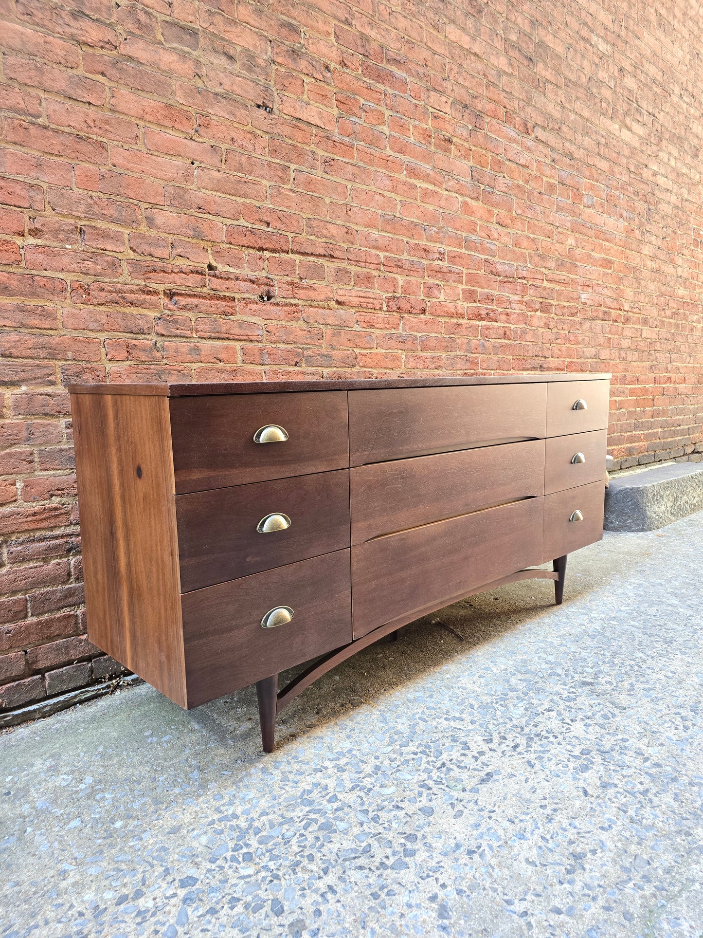 Walnut Mid-Century Modern Nine Drawer Dresser 0426018