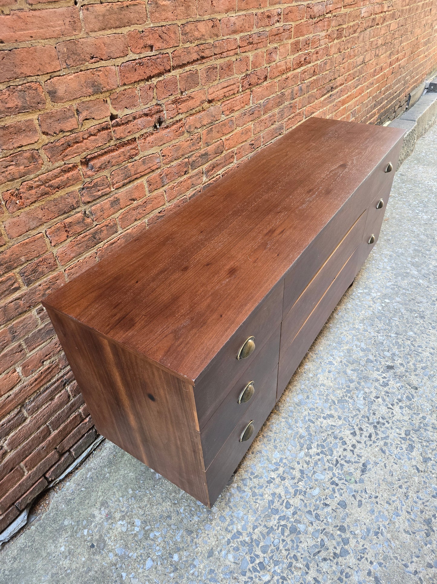 Walnut Mid-Century Modern Nine Drawer Dresser 0426018