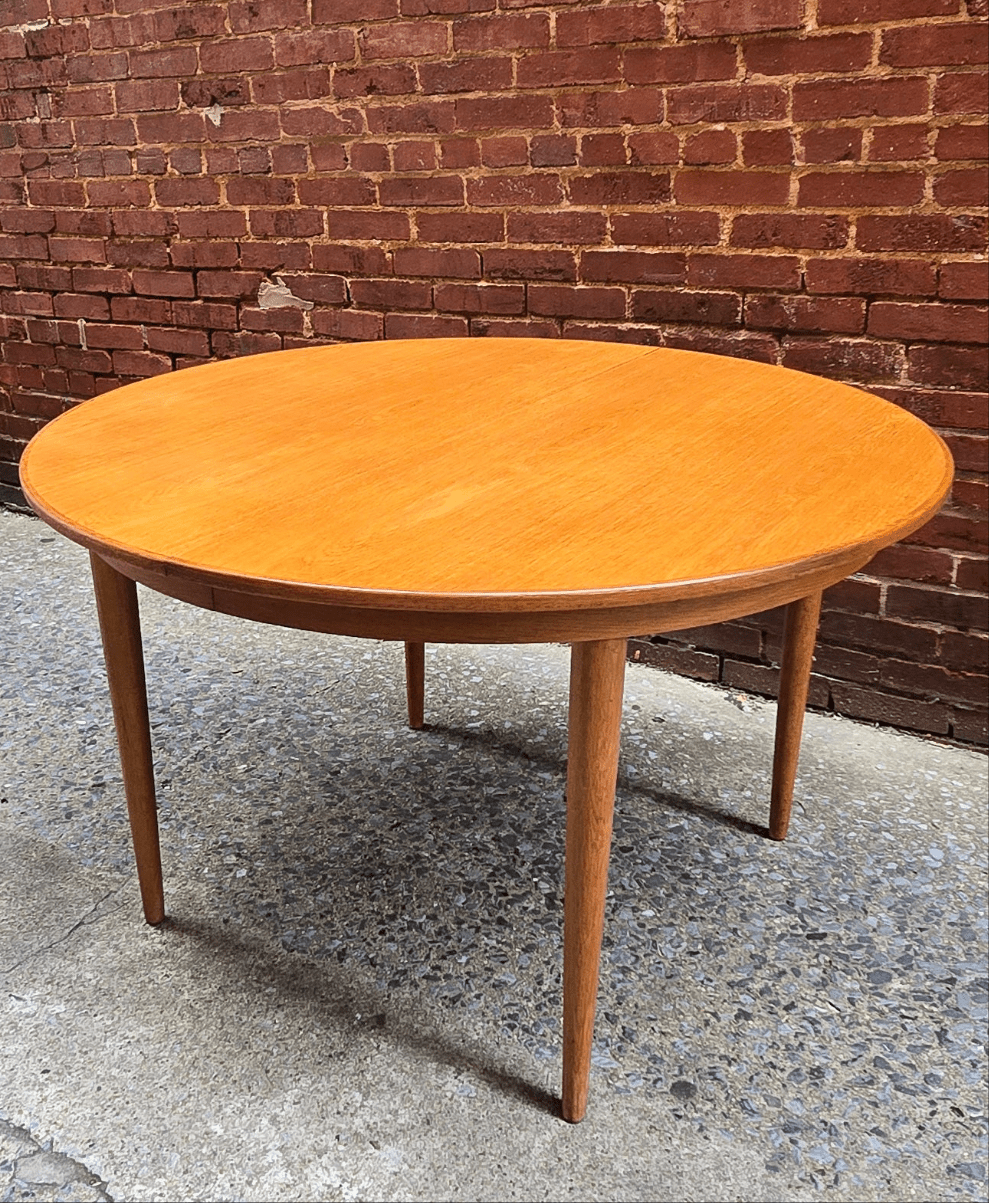 Vintage Scandinavian Round Dining Table with 2 Leaves - Vintage MC