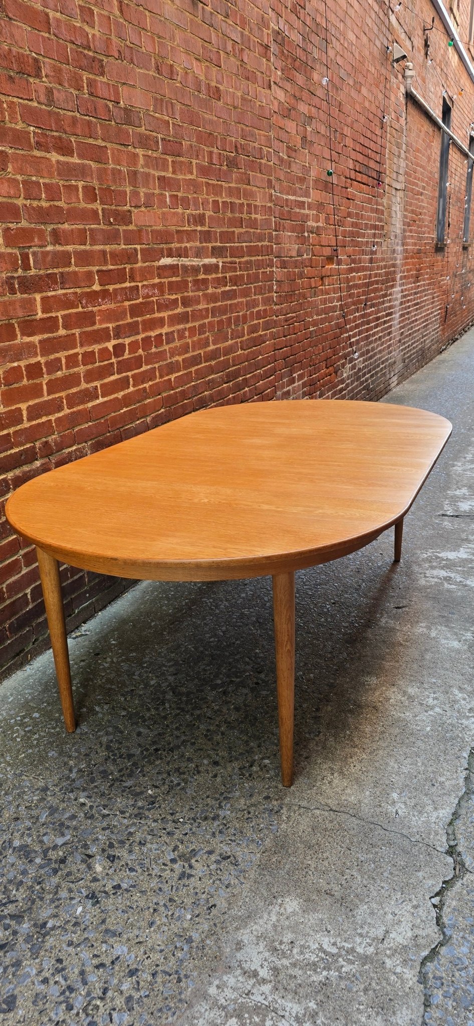 Vintage Scandinavian Round Dining Table with 2 Leaves - Vintage MC